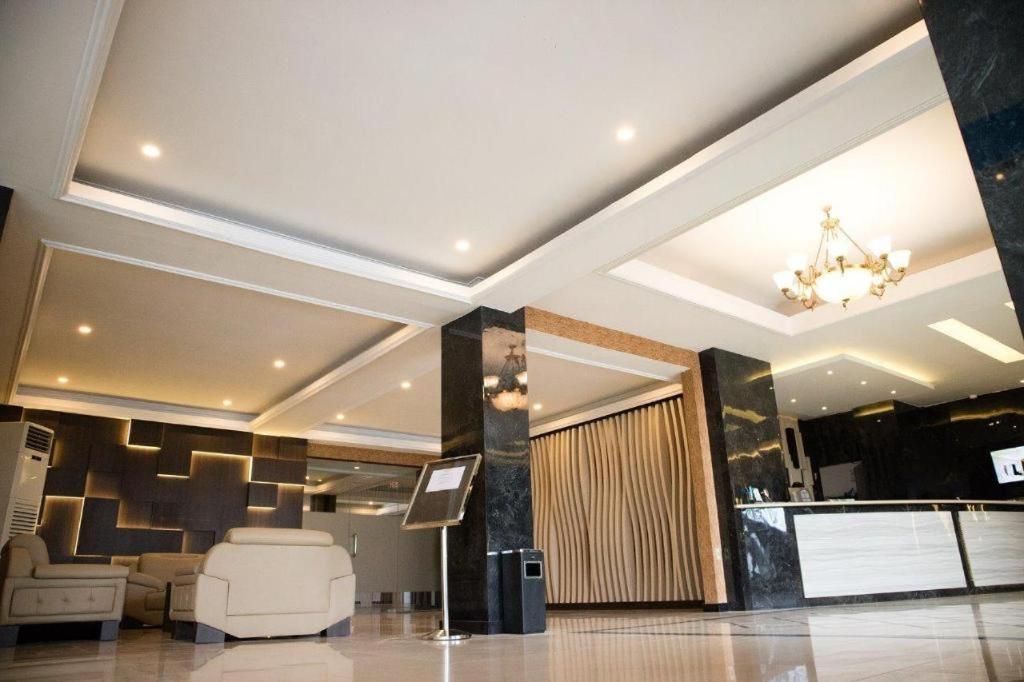 Karlita Hotel Tegal Exterior foto